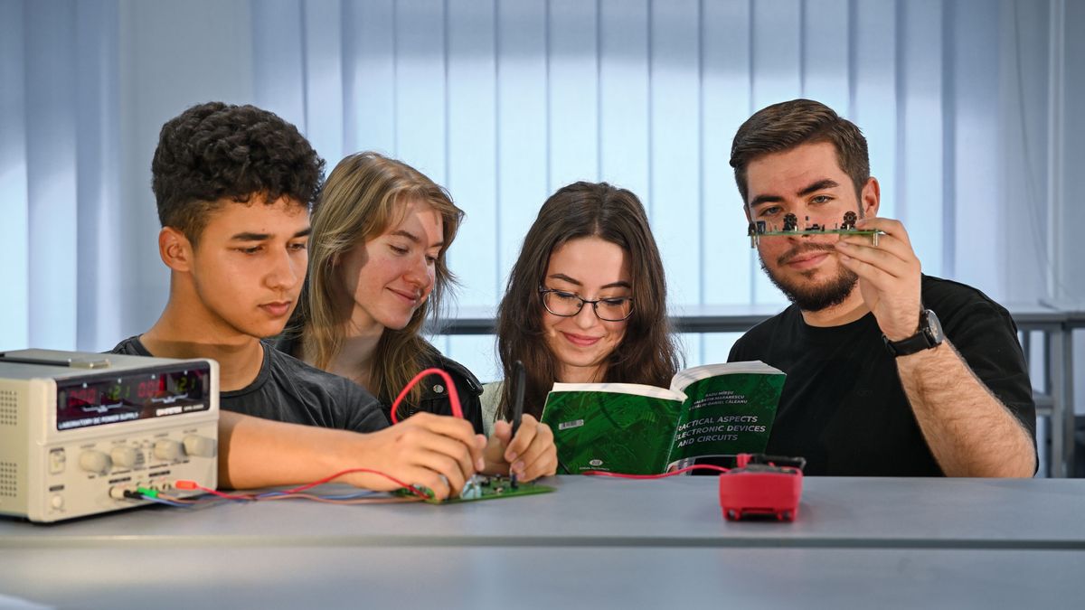 Studii de licență la Facultatea de Electronică, Telecomunicații și Tehnologii Informaționale